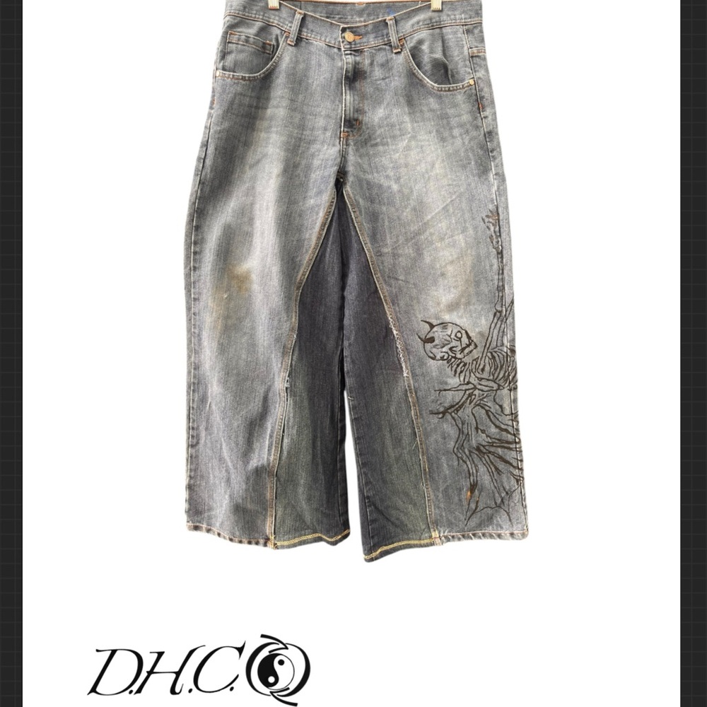 Stylish Gray Gotcha Relaxed Fit Jeans with Artistic Design